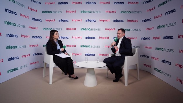 Prezes Związku Banków Polskich dr Tadeusz Białek w rozmowie z Interią Biznes podczas Impact’25 wskazywał, że obniżki stóp procentowych nie oznaczają jedynie spadku przychodów odsetkowych banków, ale dają szanse na zwiększenie akcji kredytowej wśród przedsiębiorstw. Podkreślił, że sektor popiera wsparcie państwa w nabyciu pierwszego mieszkania, jak również stworzenie wzorca umowy o kredyt hipoteczny opartego o stałą stopę procentową. 