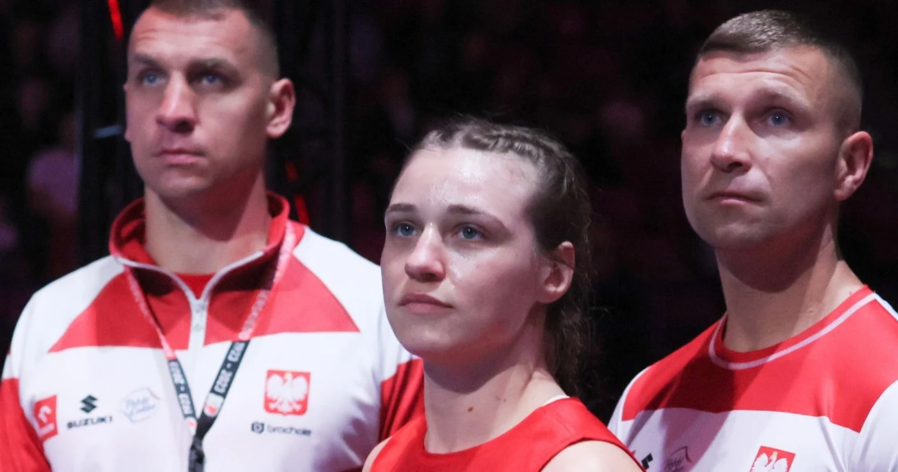 Julia Szeremeta oraz trenerzy Tomasz Dylak (z prawej) i Kamil Goiński podczas finałowego pojedynku w kategorii do 57 kg bokserskiego 40. Memoriału im. Feliksa Stamma z Khumorabonu Mamajonovą z Uzbekistanu