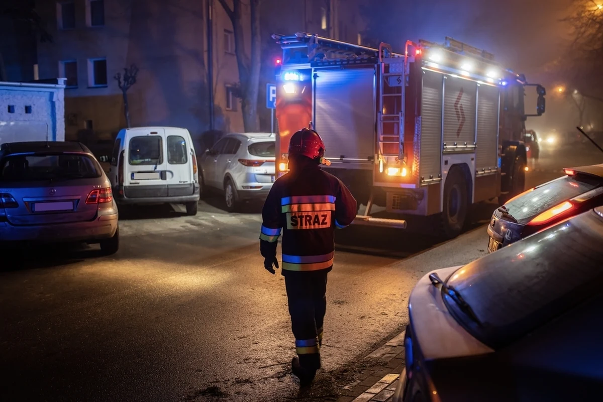 Pożar w bloku przy ul. Popiełuszki w Olsztynie. Dwie osoby trafiły do szpitala, zabrane przez strażaków z balkonu przy pomocy specjalnego podnośnika. 12 innych osób zostało ewakuowanych.