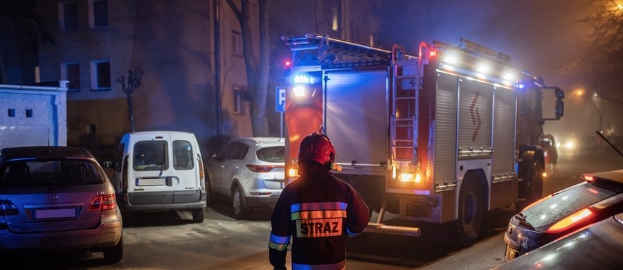 Pożar w bloku przy ul. Popiełuszki w Olsztynie. Dwie osoby trafiły do szpitala, zabrane przez strażaków z balkonu przy pomocy specjalnego podnośnika. 12 innych osób zostało ewakuowanych.