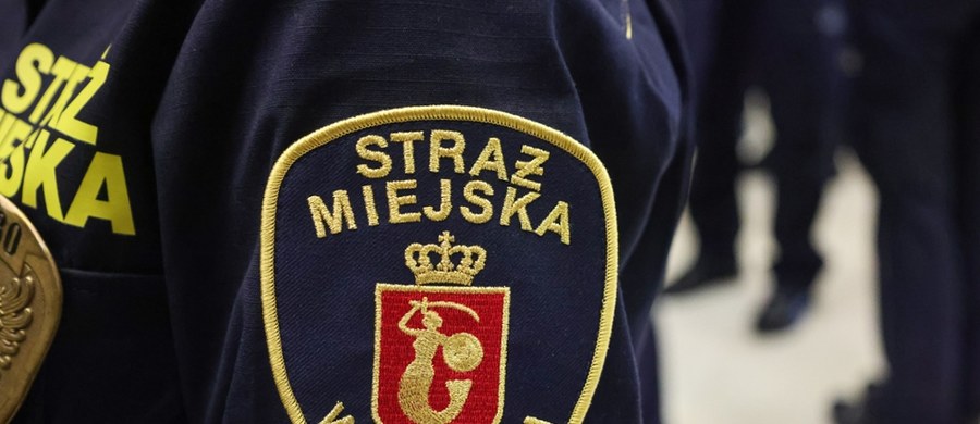 Stołeczny ratusz informuje, że wyborcy, którzy mają problem z poruszaniem się, mogą skorzystać z pomocy straży miejskiej w dotarciu do lokali wyborczych. Pomoc dotyczy osób w wieku podeszłym oraz innych, poruszających się o lasce lub kuli.