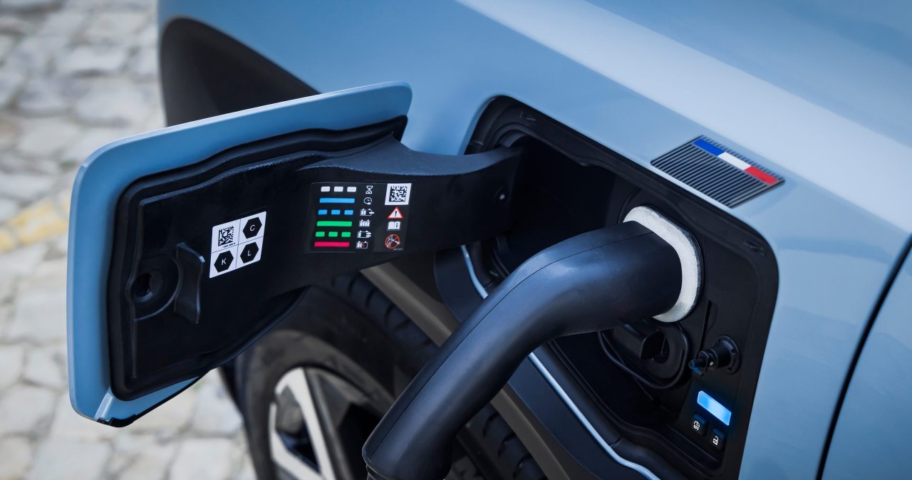 Świat odwraca się do aut elektrycznych. Główną przeszkodą koszty