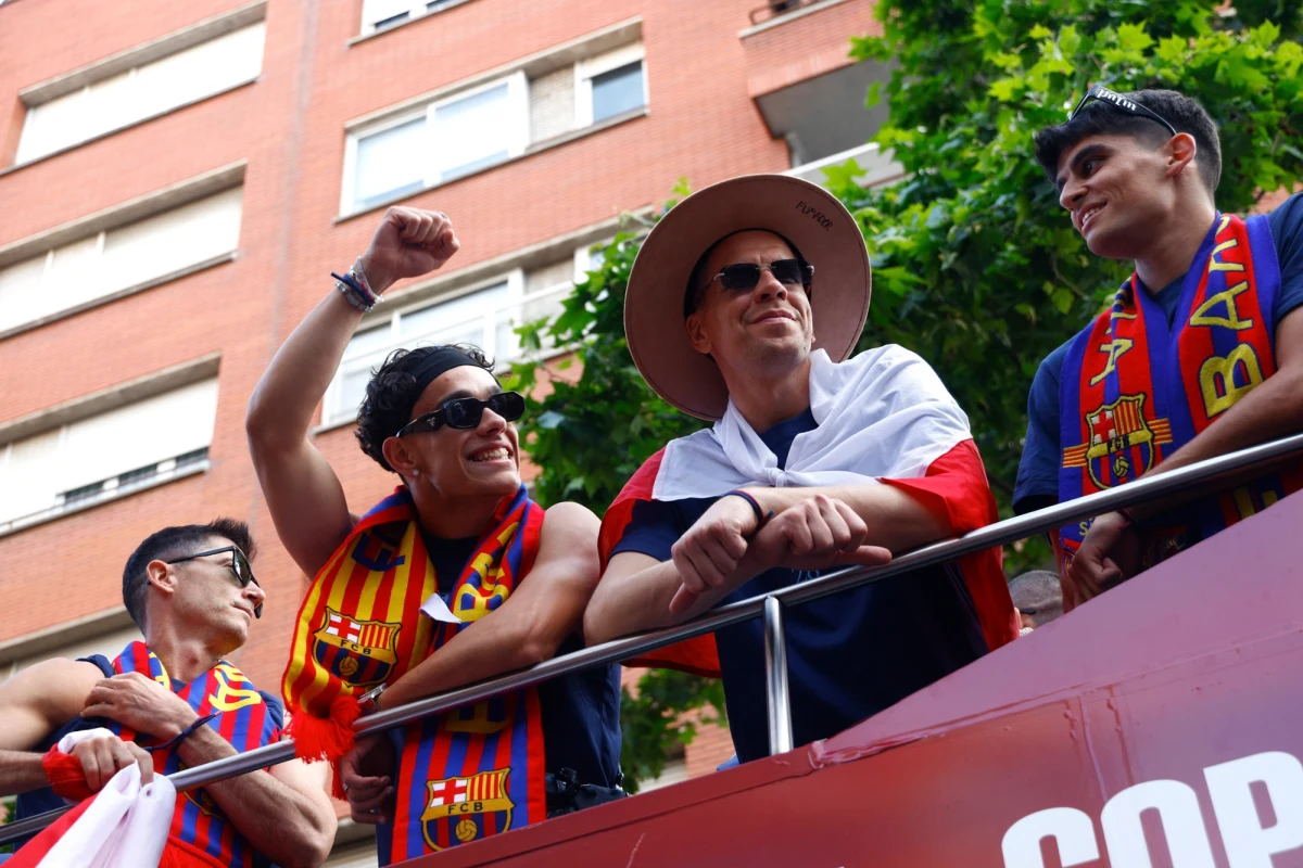 Barcelona budzi się ze snu po piątkowej fecie związanej ze zdobyciem mistrzostwa przez „Dumę Katalonii”. Uwagę mediów i kibiców zwrócił na siebie Wojciech Szczęsny, który na mistrzowską paradę założył kapelusz ze specjalnym napisem.