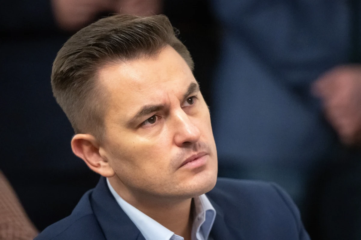 Arkadiusz Myrcha w czasie ciszy wyborczej opublikował wpis zachęcający do głosowania na jednego z kandydatów. Teraz wiceminister sprawiedliwości przeprosił za swoje zachowanie.