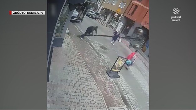 Do groźnego i nietypowego wypadku doszło w Nowym Targu. Przechodzień, który według świadków ledwo trzymał się na nogach, oparł się o latarnię. W tym momencie oprawa oświetleniowa oderwała się i spadła na przechodzącą obok kobietę. Poszkodowanym na pomoc ruszyli pracownicy okolicznych sklepów. Materiał dla "Wydarzeń" przygotowała Dominika Orzeł.