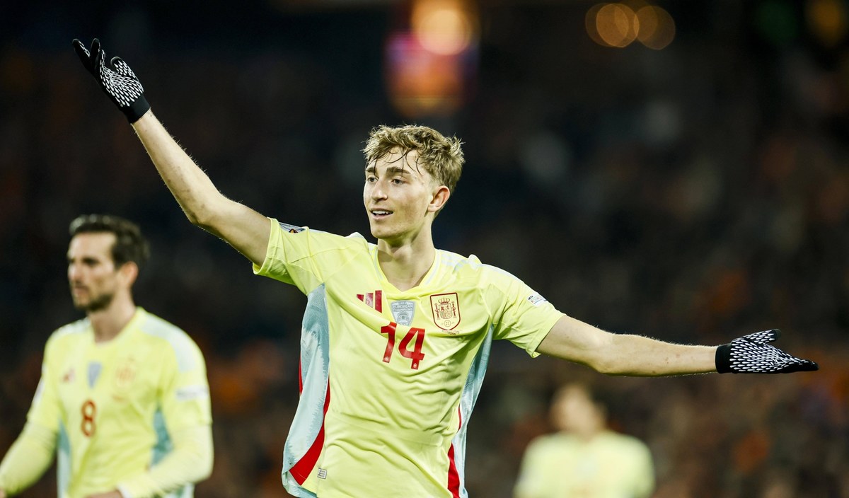 Real Madryt oficjalnie poinformował o zakontraktowaniu Deana Huijsena, obrońcy piłkarskiej reprezentacji Hiszpanii, który do tej pory bronił barw angielskiego Bournemouth. Transfer ten stanowi pierwsze wzmocnienie "Królewskich" przed nadchodzącą edycją rozgrywek La Liga, co jest odpowiedzią na potrzebę wzmocnienia linii obrony po serii kontuzji dotykających zespół.