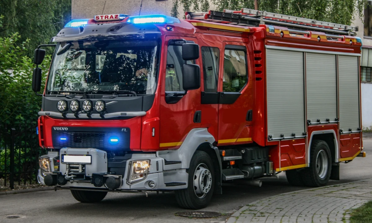 Dramatyczna sobota w Podgajach w gminie Busko-Zdrój (Świętokrzyskie). Pożar zniszczył dom jednorodzinny. Jedna osoba trafiła do szpitala.