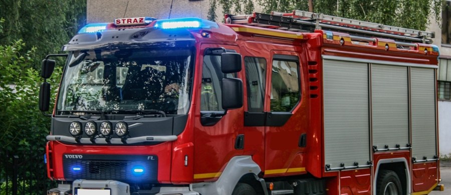 Dramatyczna sobota w Podgajach w gminie Busko-Zdrój (Świętokrzyskie). Pożar zniszczył dom jednorodzinny. Jedna osoba trafiła do szpitala.