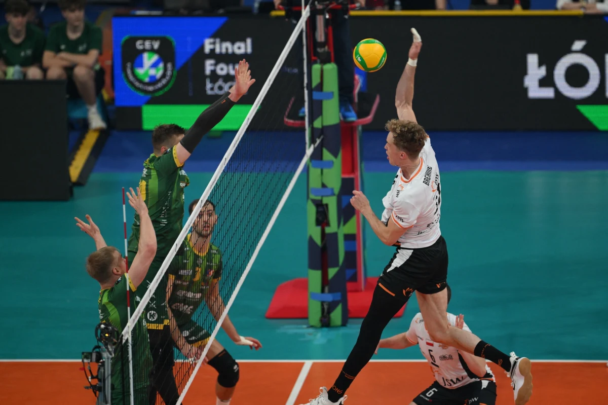 W drugim półfinale siatkarskiej Final Four Ligi Mistrzów JSW Jastrzębski Węgiel zmierzył się w sobotę z Aluronem CMC Wartą Zawiercie. Po zaciętym meczu w Łodzi wygrali 3:2 siatkarze z Zawiercia. W niedzielnym finale zagrają z włoską drużyną Sir Sicoma Monini Perugia, która w piątek rozprawiła się z tureckim Halkbankiem Ankara 3:0.