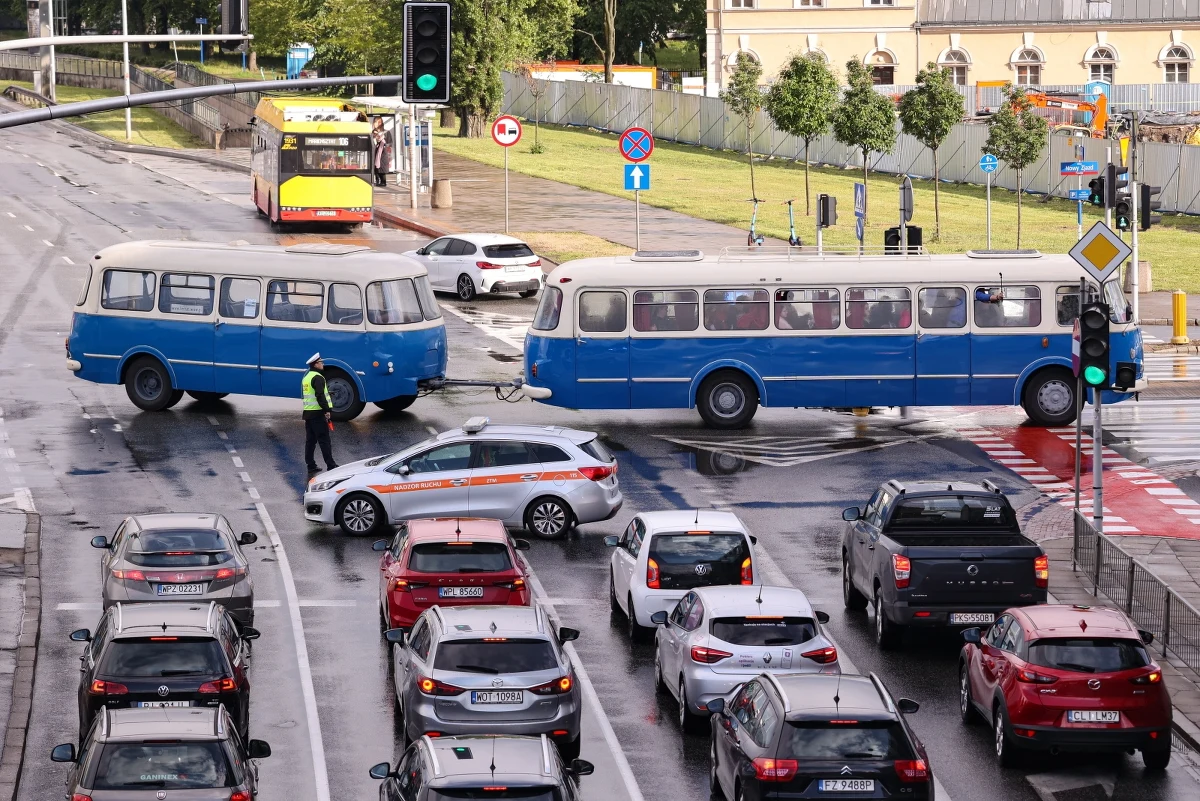 Niezwykłe autobusy i tramwaje zalały w sobotę warszawskie ulice. Efektowna Parada Zabytkowych Autobusów oraz Tramwajów to część 21. Nocy Muzeów. 