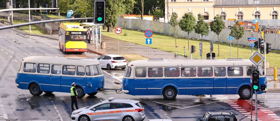 Niezwykłe autobusy i tramwaje zalały w sobotę warszawskie ulice. Efektowna Parada Zabytkowych Autobusów oraz Tramwajów to część 21. Nocy Muzeów. 