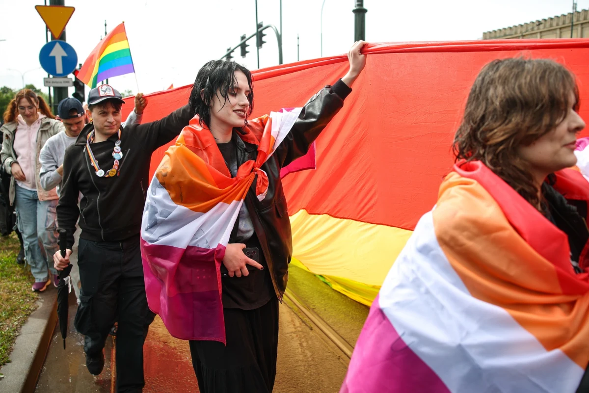 Około 5 tys. osób przeszło w sobotę ulicami Krakowa w XXI Marszu Równości. Wydarzenie, które odbyło się pod hasłem "Kraków Miastem Queerów Polskich", objął patronatem prezydent miasta Aleksander Miszalski. To pierwszy prezydent Krakowa, który nie tylko wsparł marsz, ale także wziął w nim udział.