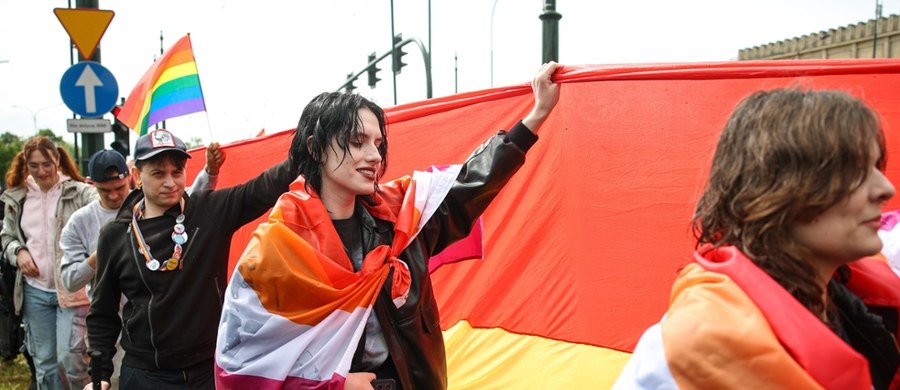 Około 5 tys. osób przeszło w sobotę ulicami Krakowa w XXI Marszu Równości. Wydarzenie, które odbyło się pod hasłem "Kraków Miastem Queerów Polskich", objął patronatem prezydent miasta Aleksander Miszalski. To pierwszy prezydent Krakowa, który nie tylko wsparł marsz, ale także wziął w nim udział.