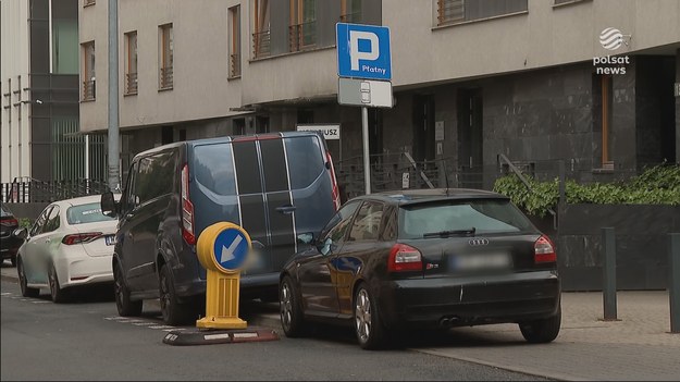 Krakowska straż miejska pod lupą prokuratury. Śledczy sprawdzają, czy strażnicy nie łamali prawa, zamiast mandatów zostawiając tylko karteczki za wycieraczkami aut. Takich pouczeń było blisko czterdzieści tysięcy. Teraz zamiast kierowców to strażnicy mogą mieć problemy. Materiał dla "Wydarzeń" przygotowała Teresa Gut.