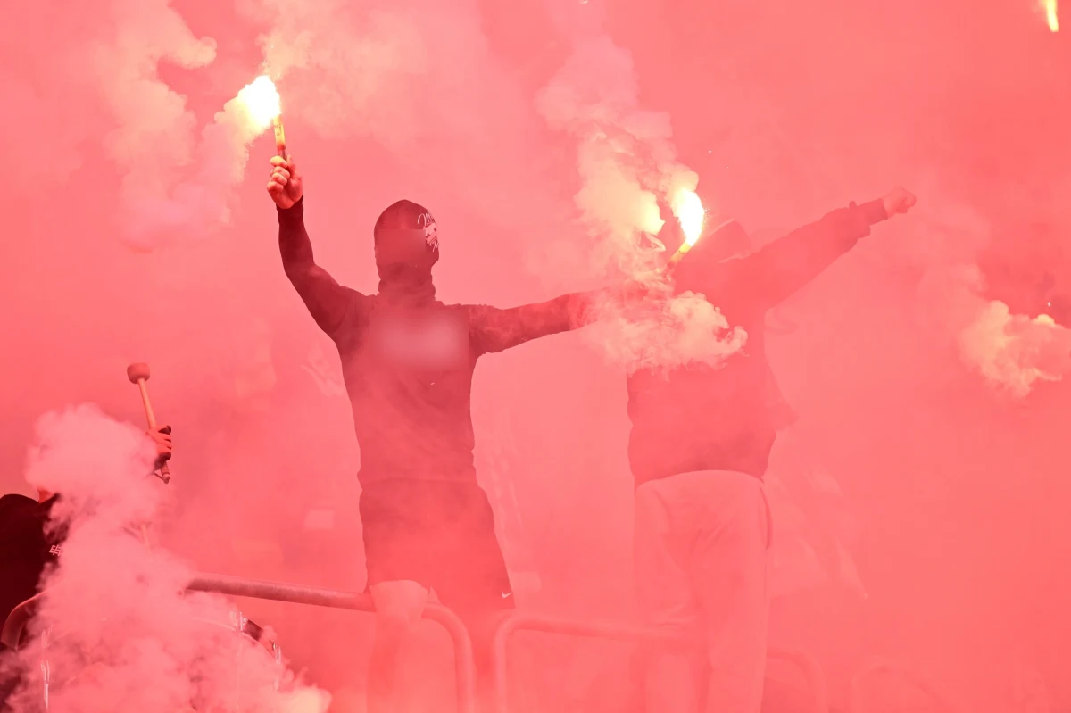 Szokujące sceny w Gliwicach. Sędzia przerwał mecz Ekstraklasy między Piastem a Górnikiem Zabrze z powodu awantur w sektorach kibiców z Zabrza. Dokończone ostatecznie spotkanie 2:0 wygrał Piast.