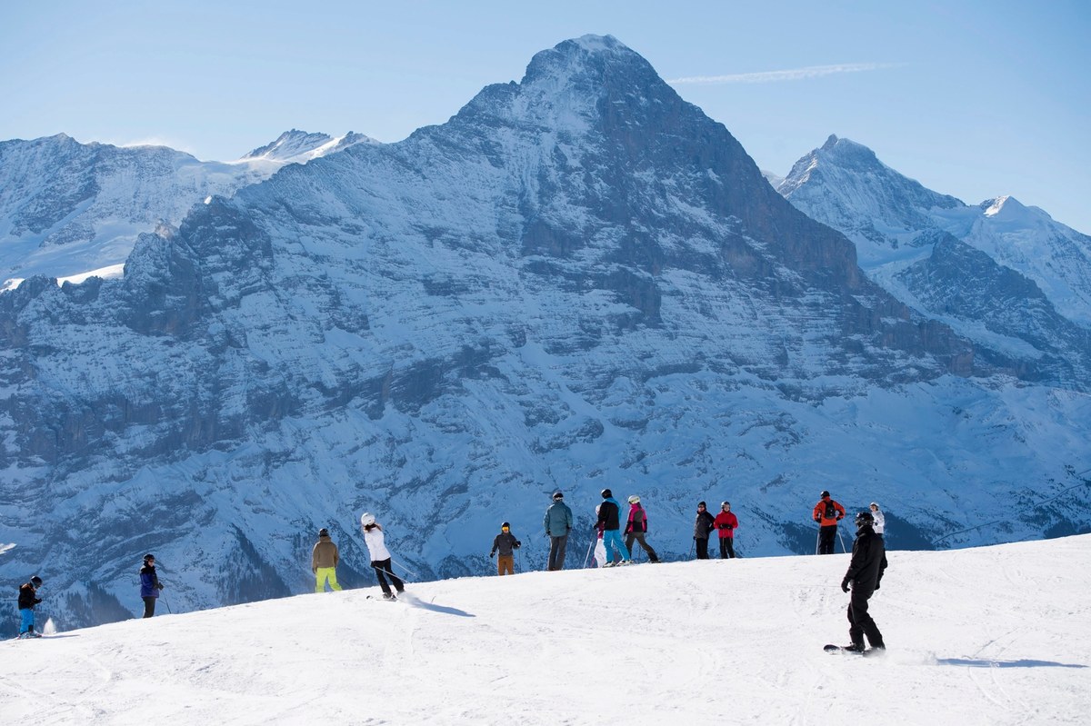 Z Eigeru w Alpach w sobotnie popołudnie zeszła lawina, która porwała siedem osób. Jeden mężczyzna zginął na miejscu, drugiego reanimowano, ale wkrótce potem zmarł w szpitalu. Na miejsce wysłano wielu ratowników, helikoptery i dwa psy tropiące.
