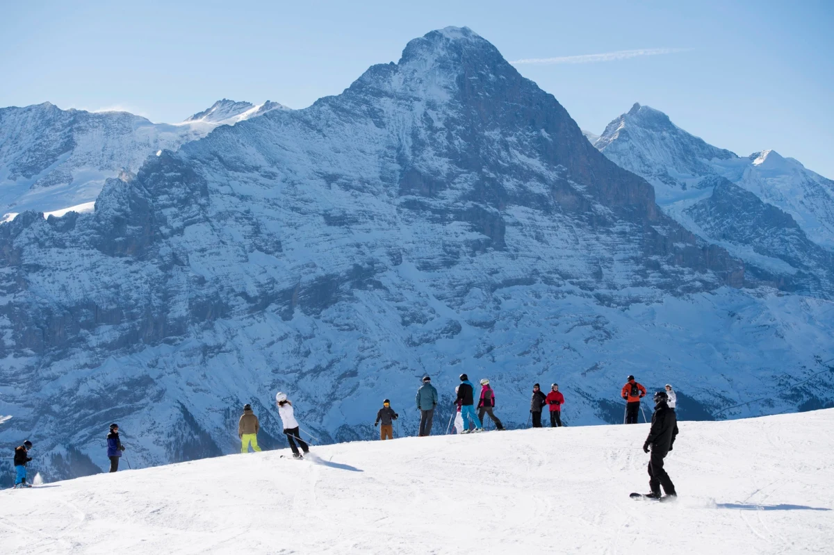 Z Eigeru w Alpach w sobotnie popołudnie zeszła lawina, która porwała siedem osób. Jeden mężczyzna zginął na miejscu, drugiego reanimowano, ale wkrótce potem zmarł w szpitalu. Na miejsce wysłano wielu ratowników, helikoptery i dwa psy tropiące.
