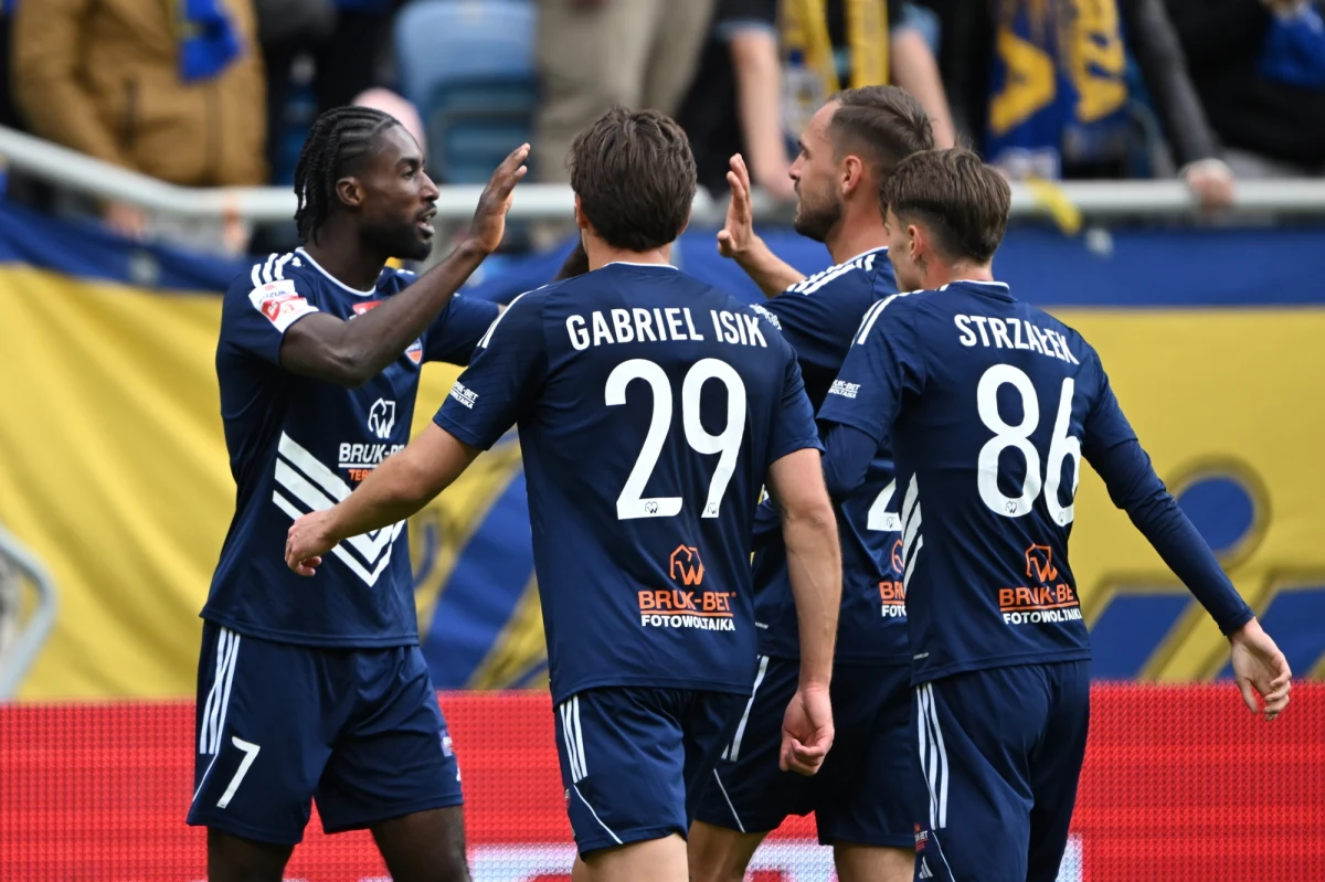 Piłkarze Bruk-Bet Termaliki Nieciecza wracają do Ekstraklasy. Bezpośredni awans piłkarzy z Małopolski przypieczętowała sobotnia strata punktów przez Wisłę Płock w rozgrywkach 1. ligi.