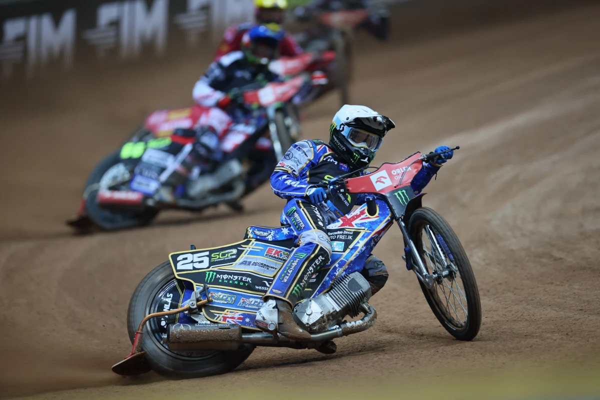 Australijczyk Jack Holder wygrał na Stadionie Narodowym w Warszawie turniej Grand Prix, drugą eliminację żużlowych mistrzostw świata. W finale był lepszy od innego Australijczyka Brady'ego Kurtza oraz dwóch Polaków - Patryka Dudka oraz Dominika Kubery. Turniej GP odbył się w Warszawie po raz dziewiąty, ale jeszcze nigdy nie udało się tu wygrać Polakowi. Nowym liderem mistrzostw świata został Kurtz.