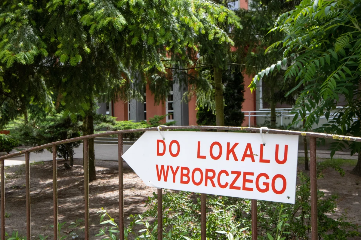 Od początku ciszy wyborczej odnotowano 72 przypadki jej naruszenia, w tym dwa przestępstwa - przekazała w sobotę wieczorem podkomisarz Iwona Kijowska z Komendy Głównej Policji. Według KGP były to głównie działania w internecie. W niedzielę odbędą się wybory prezydenckie. Cisza wyborcza rozpoczęła się o północy, w nocy z piątku na sobotę i potrwa do niedzieli do godz. 21, kiedy ma się zakończyć głosowanie. W czasie ciszy wyborczej nie można publikować sondaży i agitować na rzecz kandydatów.