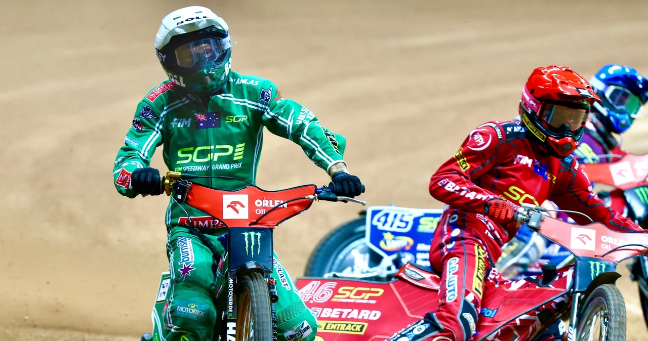 Jason Doyle na chwilę przed uderzeniem w bandę po starciu z Maxem Fricke'iem.