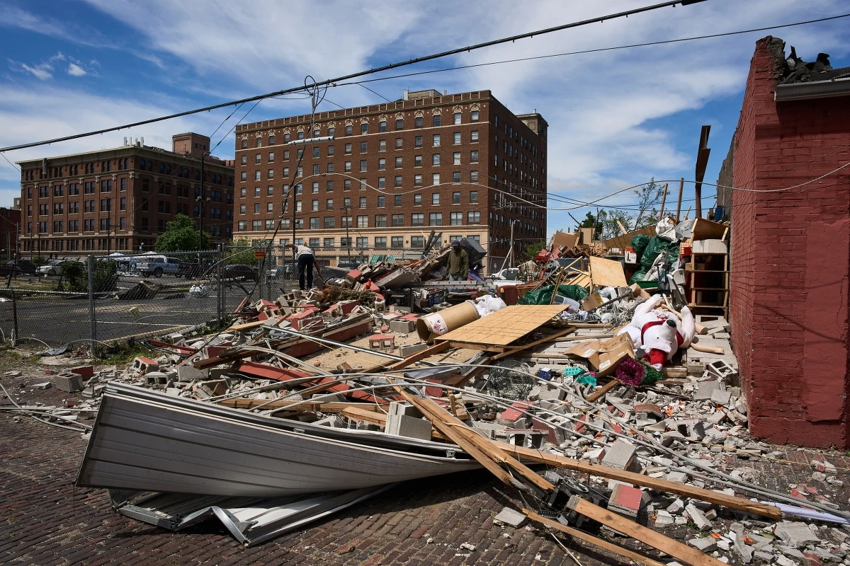 Przez Stany Zjednoczone przetoczyła się seria potężnych burz i tornad. Najbardziej ucierpiały stany Kentucky i Missouri. Zgłoszono co najmniej 27 ofiar śmiertelnych, jednak liczba ta może jeszcze wzrosnąć. 