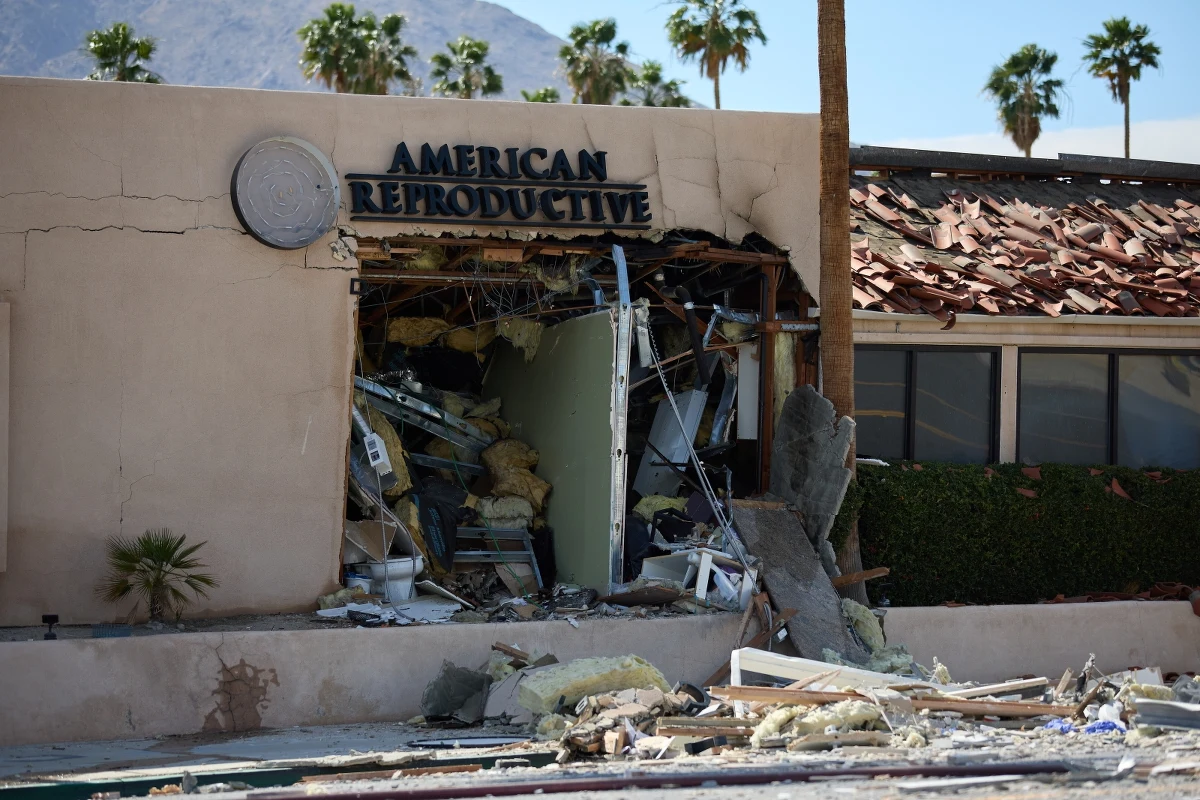 W pobliżu kliniki leczenia niepłodności w Palm Springs w USA eksplodował samochód. W wyniku wybuchu jedna osoba zginęła, a cztery zostały ranne. FBI zidentyfikowało osobę podejrzaną o przeprowadzenie eksplozji. 