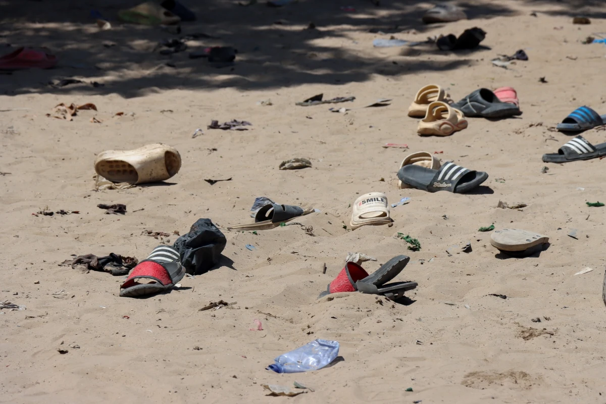 Zamachowiec-samobójca zaatakował grupę młodych rekrutów zgromadzonych w kolejce przed bazą wojskową Damanyo w Mogadiszu w Somalii. Mężczyzna zabił co najmniej 10 osób. Liczba ofiar może jednak wzrosnąć.