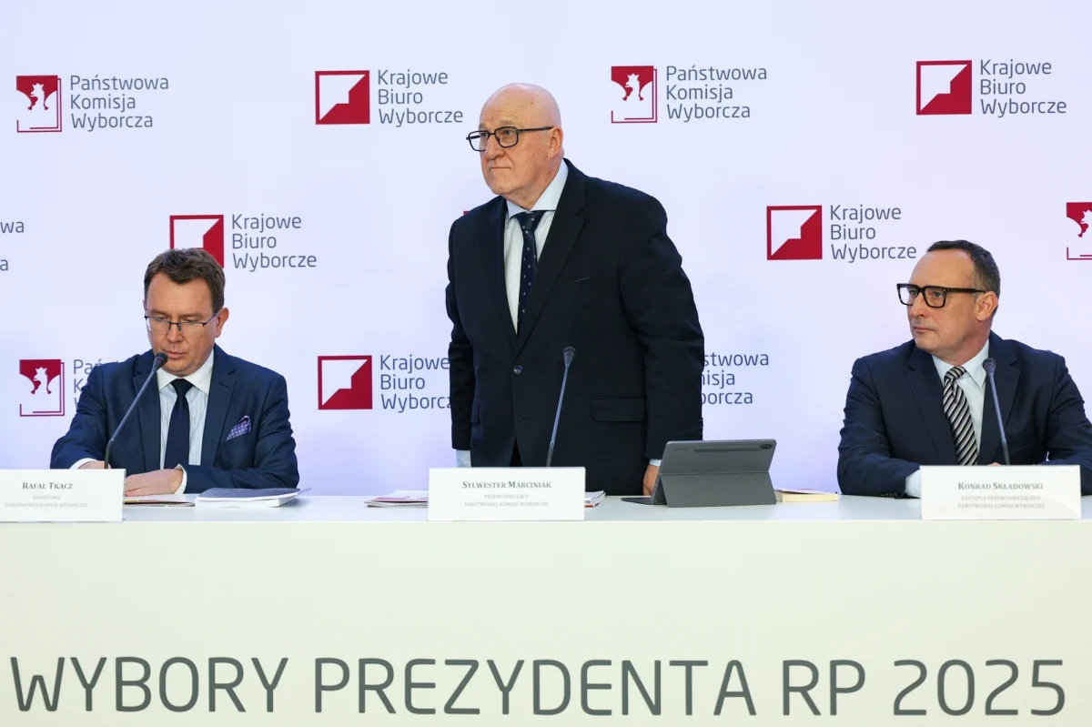 Państwowa Komisja Wyborcza podała dane dotyczące frekwencji wyborczej do godziny 12. Wyniosła ona 20,28 proc. Najwięcej osób poszło zagłosować w woj. małopolskim, podlaskim i podkarpackim, a najmniej - w woj. opolskim, lubuskim i dolnośląskim. Frekwencja do południa była niższa niż podczas pierwszej tury wyborów prezydenckich w 2020 r., kiedy do urn poszło w tym samym czasie 24,08 proc.
