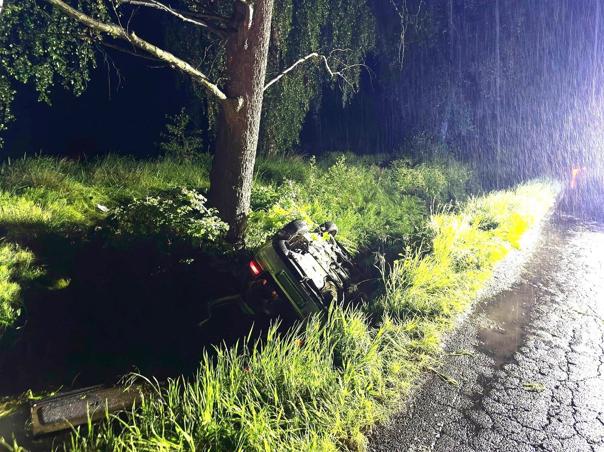 Samochód wypadł z drogi i dachował. W środku pięcioro nastolatków