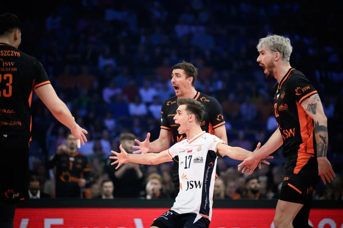 Ta historia tak miała się zakończyć. Tomasz Fornal zdobył decydujący punkt w meczu z Halkbankiem Ankara i dał Jastrzębskiemu Węglowi brązowy medal Ligi Mistrzów. "Pomarańczowi" w starciu o ostatnie miejsce podium pokonali w Łodzi turecki zespół 3:1. Przyjmujący, tak samo jak Norbert Huber czy Jakub Popiwczak, tym meczem pożegnał się z drużyną z Jastrzębia-Zdroju. 