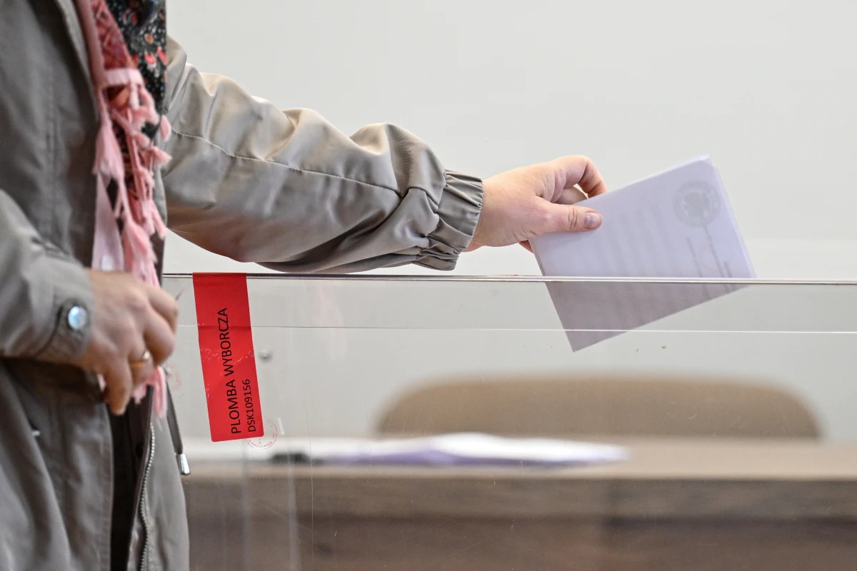 ​Od początku ciszy wyborczej odnotowano 202 przypadki jej naruszenia, w tym przestępstwa i wykroczenia - przekazała w niedzielę po południu Komenda Główna Policji. W Sanoku kobieta, która była członkiem komisji wyborczej, miała 3 promile alkoholu. W woj. lubuskim na jednym z telebimów był wyświetlany plakat wyborczy.