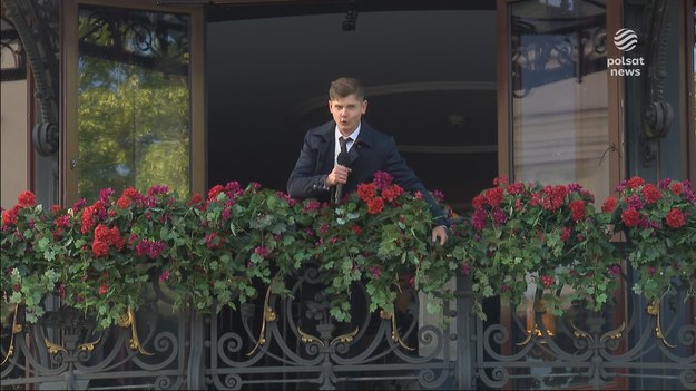 To nie jest tak, że nic dwa razy się nie zdarza. Brawurowy występ tenora wszech czasów Jana Kiepury ze słynnego balkonu w hotelu Bristol przypomniał teraz młody polski tenor Adrian Domarecki, solista Opery w Magdeburgu. Pretekstem był przyjazd do Warszawy syna Jana Kiepury, który ofiarował Operze Narodowej portret swego słynnego ojca. Materiał dla "Wydarzeń" przygotowała Małgorzata Ziętkiewicz.