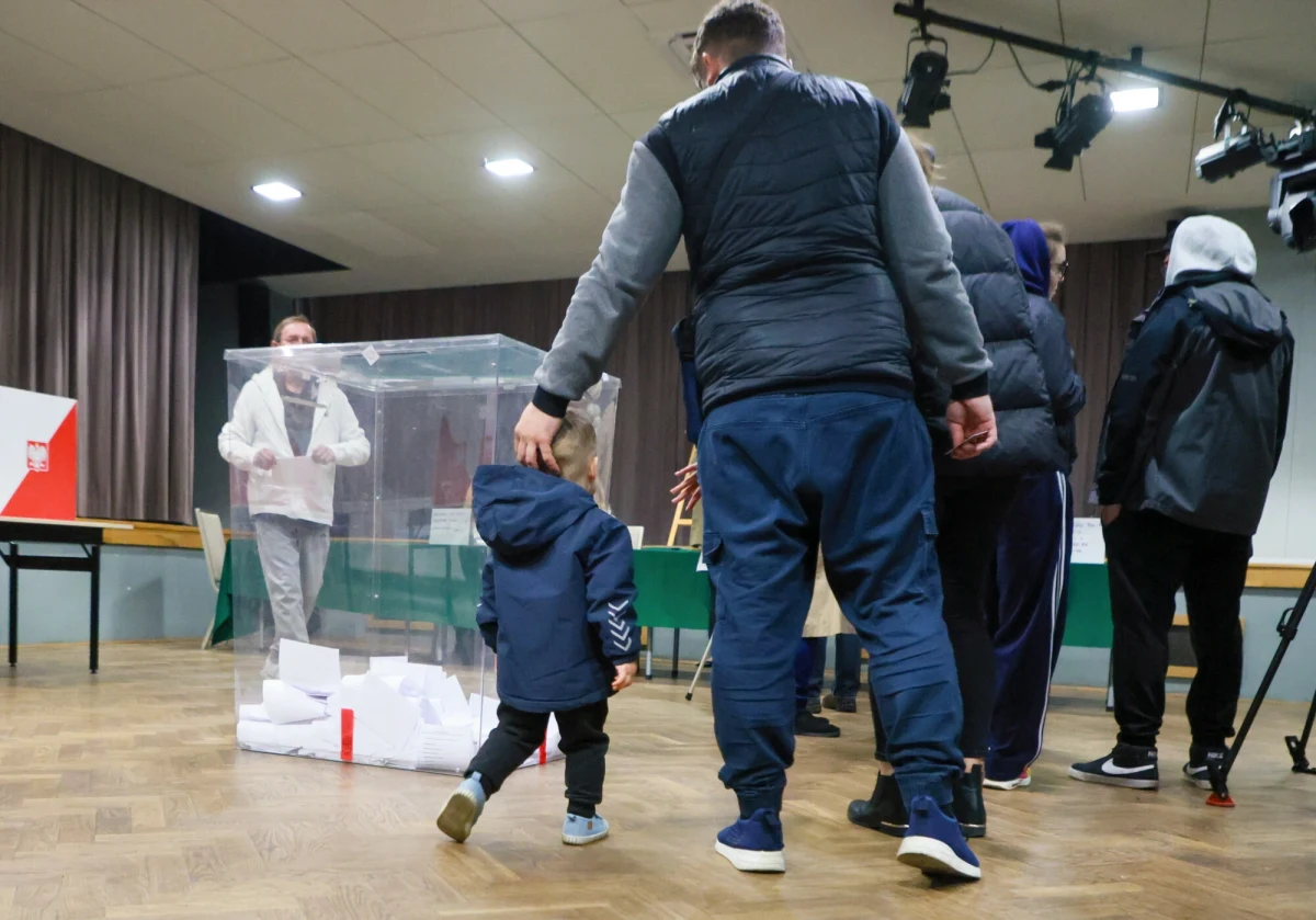 Na Rafała Trzaskowskiego chętniej głosowały kobiety (33,8 proc.), a na Karola Nawrockiego mężczyźni (27,9 proc.) - wynika z sondażu exit poll pracowni Ipsos dla Polsatu, TVN i TVP. Wśród seniorów wygrał Karol Nawrocki, drugie miejsce zajął Rafał Trzaskowski, trzecie Grzegorz Braun.