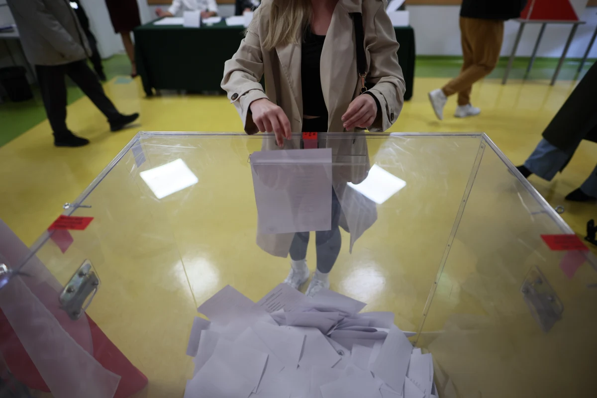 Wśród najmłodszych wyborców zwyciężył Sławomir Mentzen, który uzyskał w tej grupie 36,1 proc. głosów – wynika z sondażu exit poll (Ipsos). Drugi w tej grupie wiekowej był Adrian Zandberg, na którego wskazało 19,7 proc. młodych wyborców.