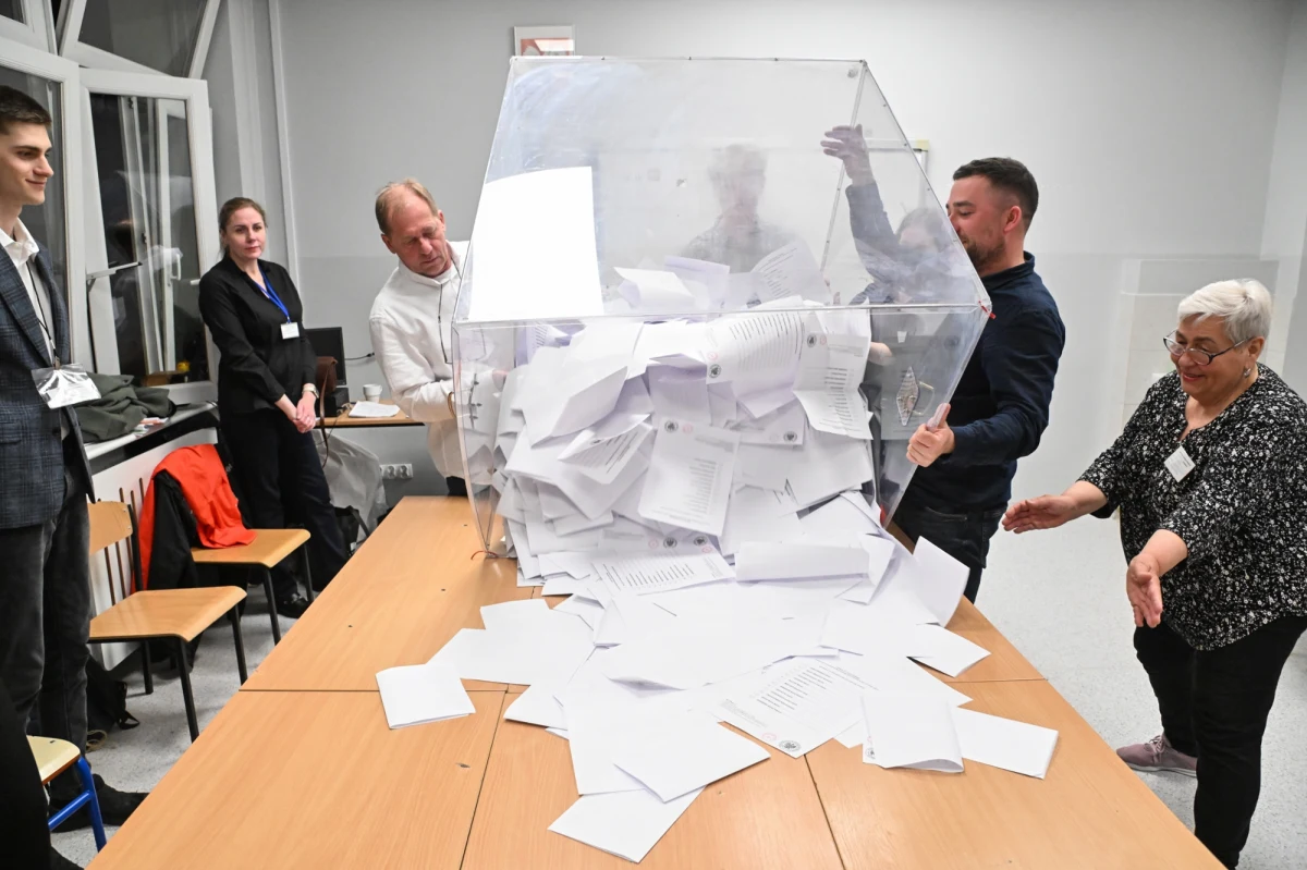 Znamy już wyniki sondażu late poll wykonanego przez Ipsos dla TVP, TVN24 i Polsat News. Rafał Trzaskowski z wynikiem 31,1 proc. głosów i Karol Nawrocki, który zdobył 29,1 proc. poparcia, spotkają się w drugiej turze wyborów prezydenckich.