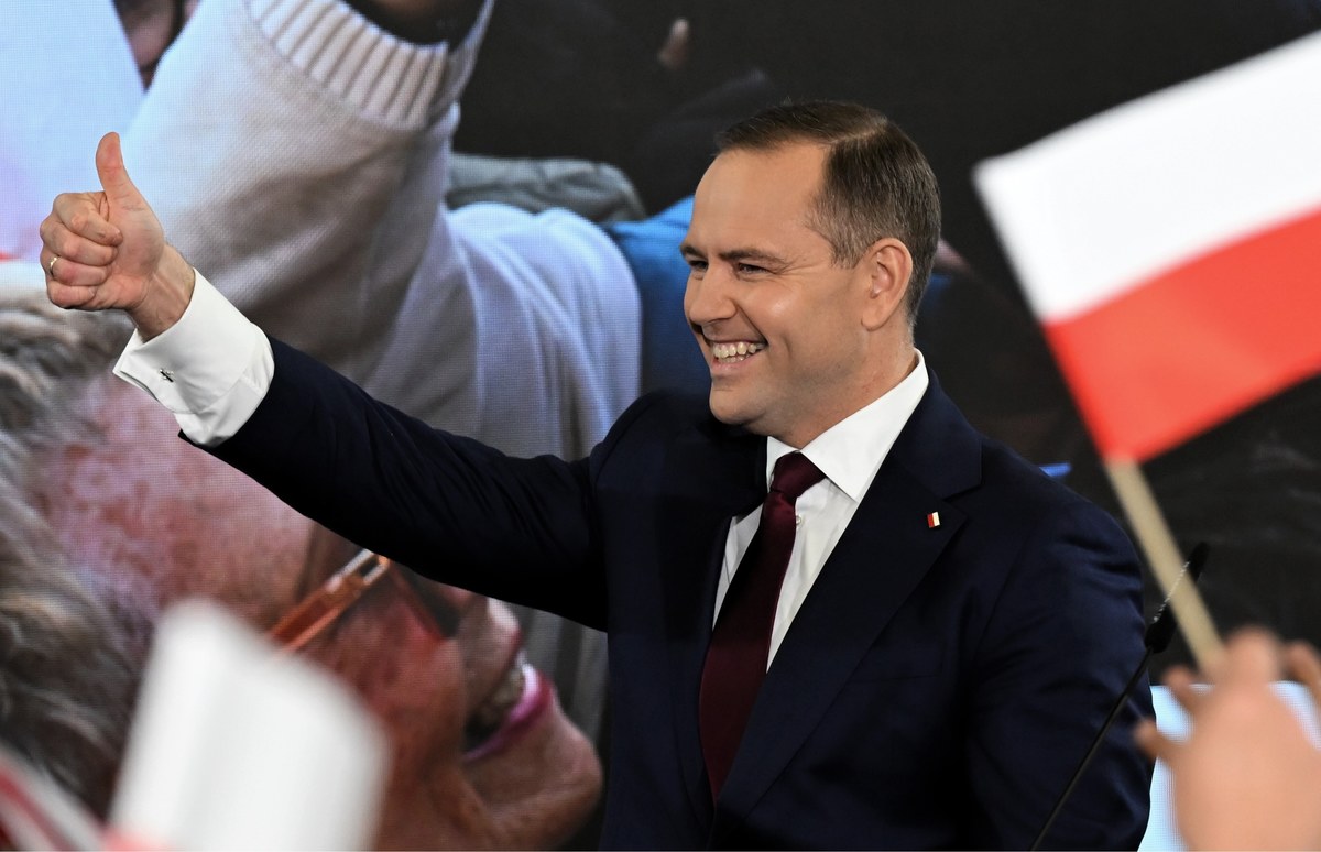 "Będę waszym głosem w Pałacu Prezydenckim. To obiecuję" - powiedział Karol Nawrocki po ogłoszeniu sondażowych wyników I tury wyborów prezydenckich. W decydującym starciu popierany przez PiS szef IPN zmierzy się z kandydatem KO Rafałem Trzaskowskim. "Były to wybory nieuczciwe. Strumień propagandy i kłamstwa finansowany przez Spółki Skarbu Państwa" - grzmiał Nawrocki.