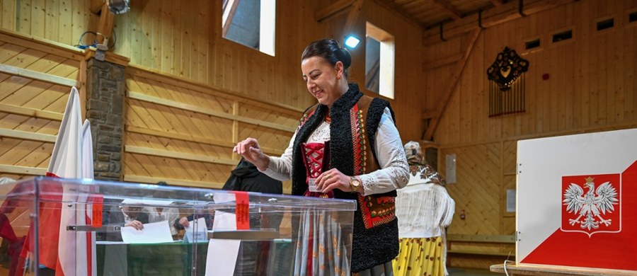 Karol Nawrocki zdobył najwięcej głosów w pierwszej turze wyborów prezydenckich, zarówno w Zakopanem jak i w całym powiecie tatrzańskim, uzyskując w regionie 40,02 proc. poparcia – wynika z danych Państwowej Komisji Wyborczej. Zaskoczeniem może być wysoki wynik Grzegorza Brauna, który zajął czwarte miejsce z poparciem 12,06 proc.