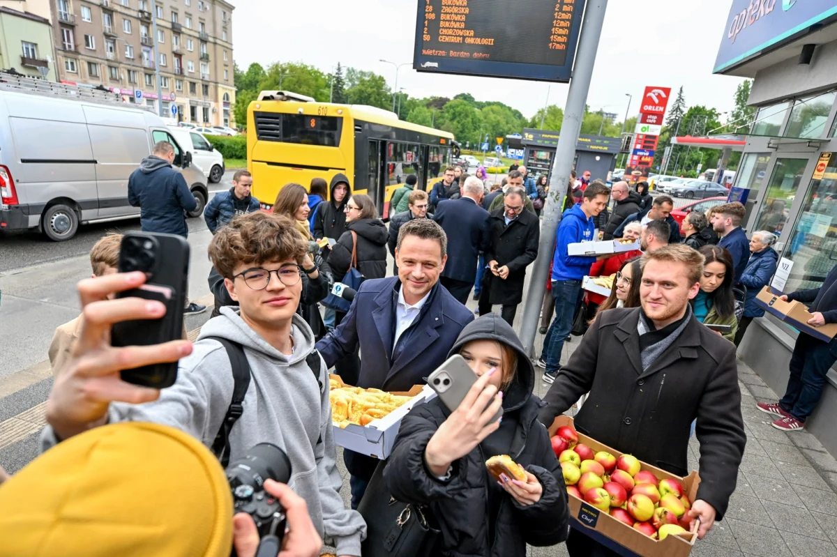 Kandydat KO na prezydenta Rafał Trzaskowski w poniedziałek rano w Kielcach ruszył z nową odsłoną kampanii wyborczej. Spotkał się z mieszkańcami i rozdawał drożdżówki. "Jestem przekonany, że wygram, ale dużo pracy przed nami"- powiedział. W pierwszej turze kandydat KO minimalnie wyprzedził Karola Nawrockiego, popieranego przez PiS.