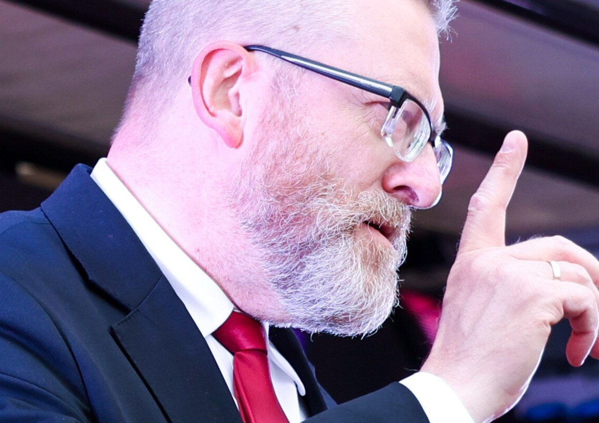 Grzegorz Braun, europoseł i kandydat Konfederacji Korony Polskiej, zdobył w wyborach prezydenckich 6,34 proc. głosów. To wynik, który nie tylko zapewnił mu czwarte miejsce, ale także znacząco przekroczył przedwyborcze sondaże. Kim są wyborcy, którzy postawili na polityka znanego z kontrowersyjnych, często skrajnych wypowiedzi o antysemickim i antyukraińskim wydźwięku?