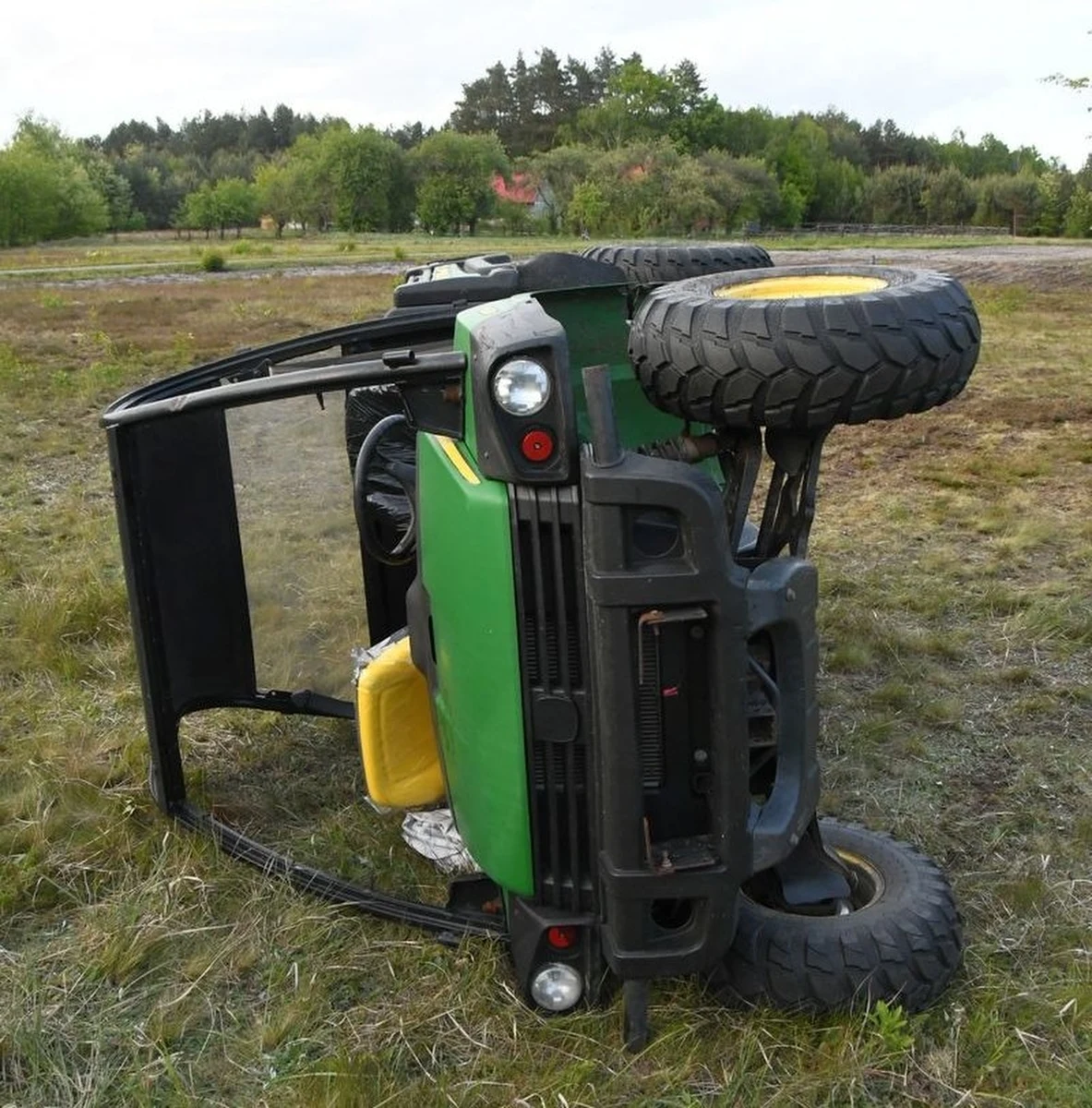 Policjanci wyjaśniają okoliczności wypadku w miejscowości Durdy na Podkarpaciu. Trzy dziewczynki jeździły po łące czterokołowcem. Pojazd przewrócił się i przygniótł dzieci.