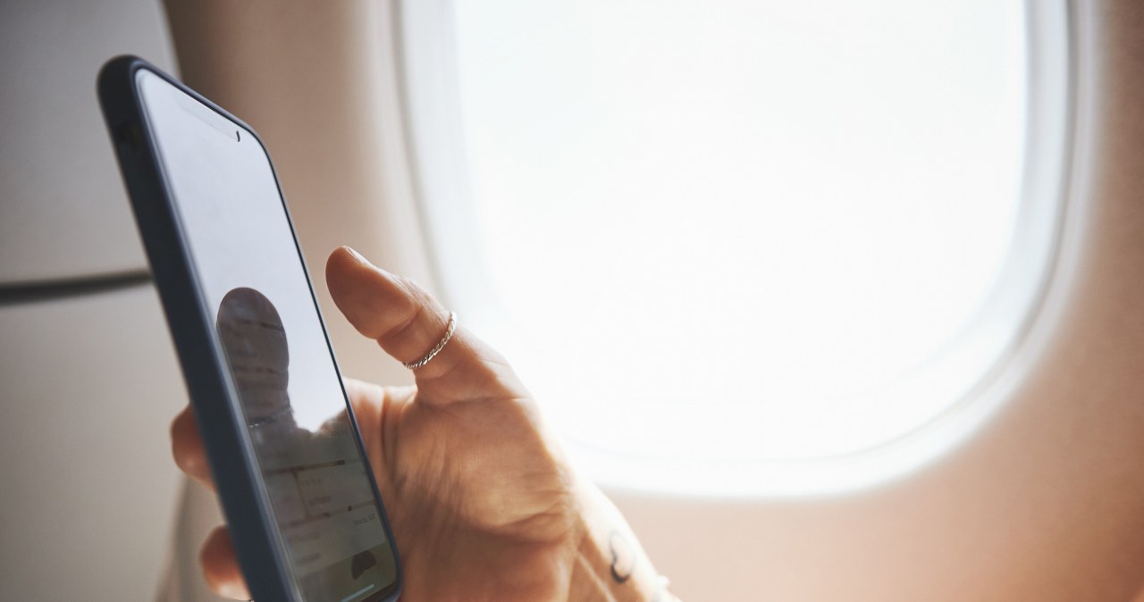 Czy można mieć powerbank w samolocie i ładować nim telefon?