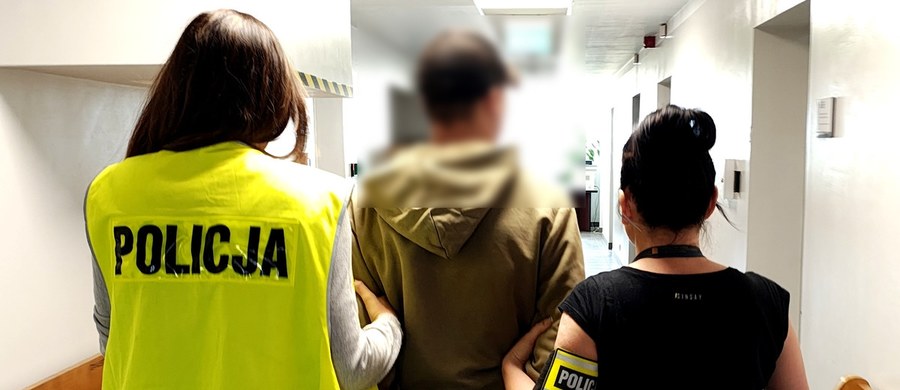 Policjanci zatrzymali 22-latka, który na terenie Akademii Piotrkowskiej w Piotrkowie Trybunalskim (Łódzkie), używając noża, groził innym osobom. Mężczyzna usłyszał już prokuratorskie zarzuty, a za popełnione przestępstwo grozi mu do 3 lat pozbawienia wolności.