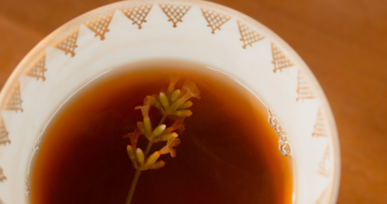 Wrzuć do miski, zalej wodą i odlicz kwadrans. Galaretka na brzuchu zniknie raz, dwa