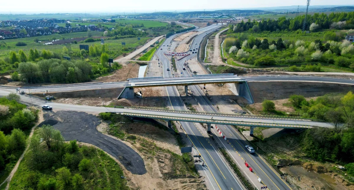 W weekend zamknięty zostanie fragment obwodnicy Trójmiasta na odcinku między węzłami Kowale i Gdańsk-Południe. Jak zapowiadają drogowcy ten odcinek zostanie wyłączony z ruchu w sobotę o g. 18.00 na 24 godziny. To konieczne, by wyburzyć wiadukt nad trasą S6. 