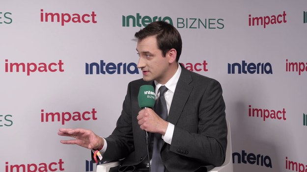 Hubert Cichocki, prezes Sieci Badawczej Łukasiewicz w rozmowie z Interią Biznes przekonywał, że kierowana przez niego organizacja chce stać się kluczowym partnerem w rozwoju polskiej obronności. Zwracał uwagę na konieczność wykorzystania kompetencji technologicznych do wspierania rozwoju sektora zbrojeniowego, zarówno publicznego, jak i prywatnego. Wskazywał, że kluczowe jest tworzenie współpracy między różnymi segmentami przemysłu dla innowacji.