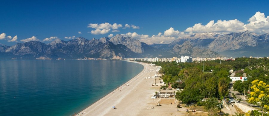 Chcesz spędzić wakacje gdzieś, gdzie pogoda nigdy nie zawodzi, plaże są czyste i szerokie, hotele luksusowe, a palmy podkreślają tropikalny klimat, ale jednocześnie ma być tanio, blisko, bez jet lagu i przesiadek po drodze? Nie ma problemu – Turcja zagwarantuje ci to wszystko i jeszcze więcej. Znamy aż 10 powodów, dla których warto zaplanować tam urlop.