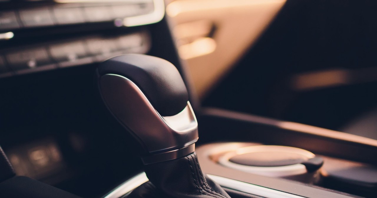 Wymiana oleju w skrzyni automatycznej to konieczność. Mechanicy nie mają wątpliwości