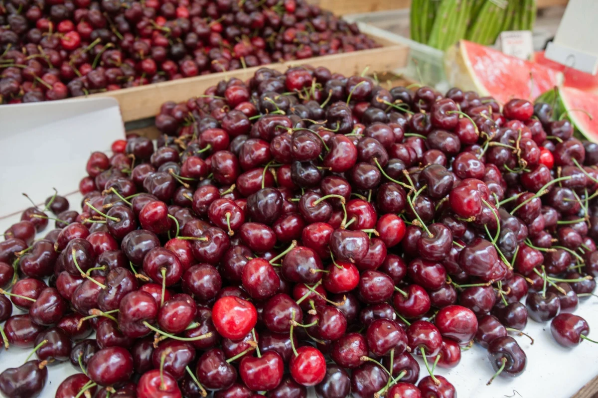 Ceny polskich owoców biją rekordy - czereśnie kosztują nawet 130 zł za kilogram, a maliny i truskawki również nie należą do tanich. Przymrozki i niekorzystna pogoda sprawiły, że tegoroczny sezon dla sadowników jest wyjątkowo trudny, a konsumenci z niedowierzaniem patrzą na ceny na targowiskach. Czy to zapowiedź najdroższego lata w historii polskich owoców?