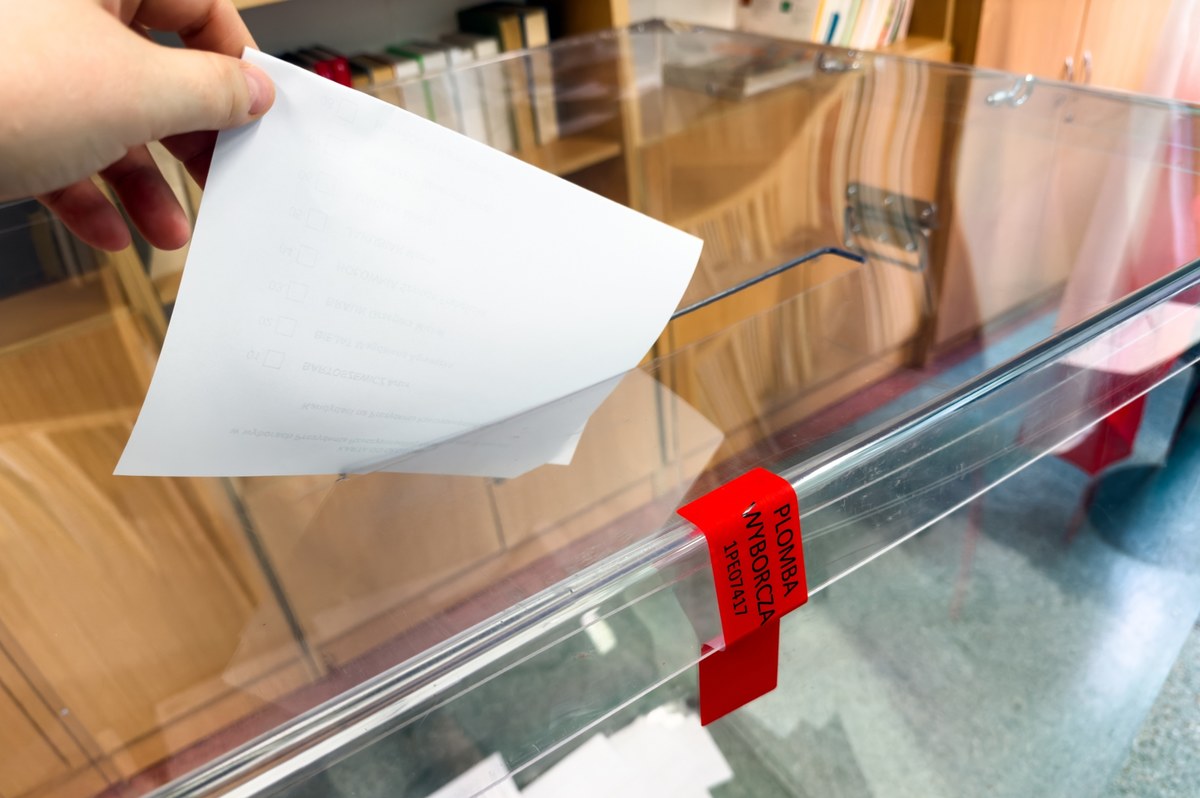 Krajowe Biuro Wyborcze w Wałbrzychu potwierdziło nieprawidłowości w jednej z komisji obwodowych podczas pierwszej tury wyborów prezydenckich 2025. Zaginęło tam aż 498 kart do głosowania. Sprawą zajmuje się już policja.